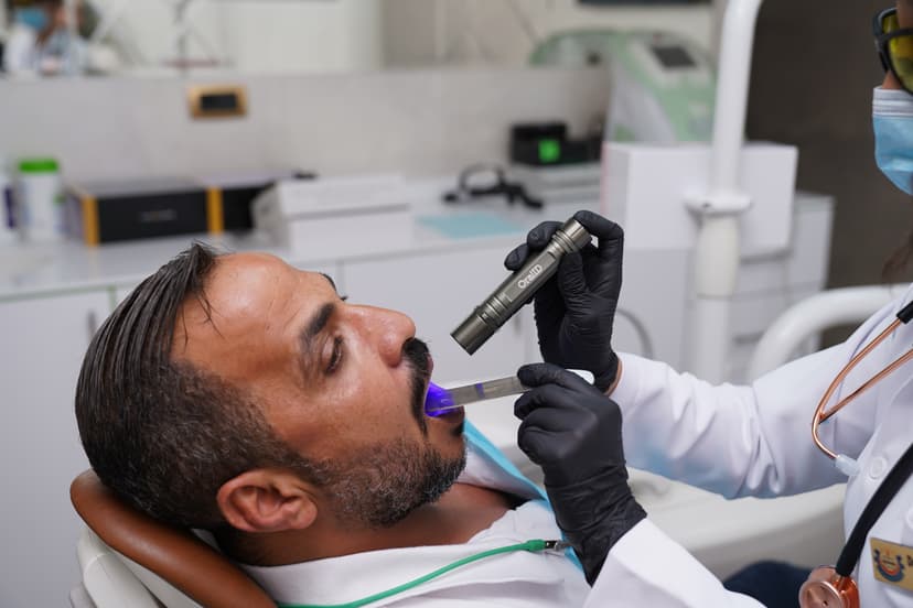 الفحص السريري مع جهاز Oral ID